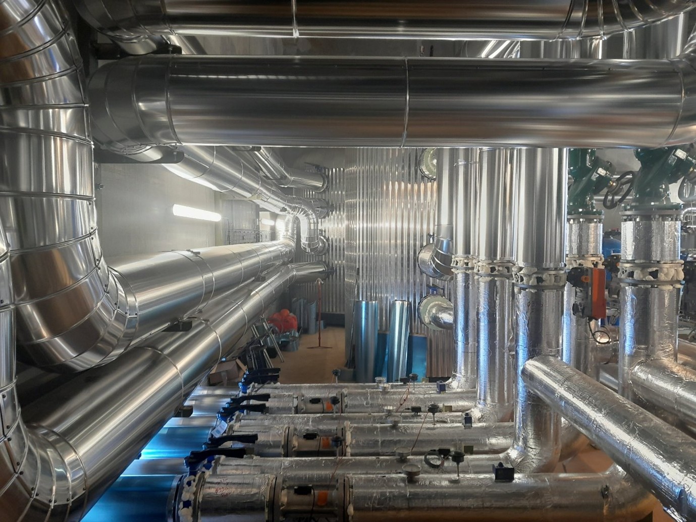Réseaux métalliques calorifugés de chaud et de froid dans une installation industrielle