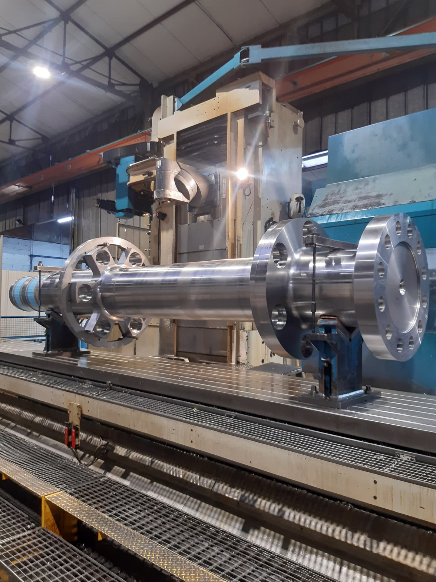 Arbre de grande dimension installé sur une machine dans l’atelier ALLIOSS