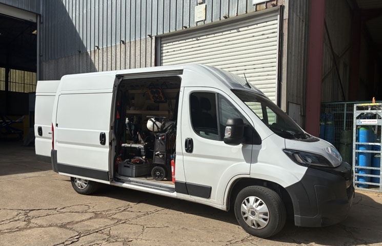 Camion-atelier ALLIOSS ouvert sur son outillage