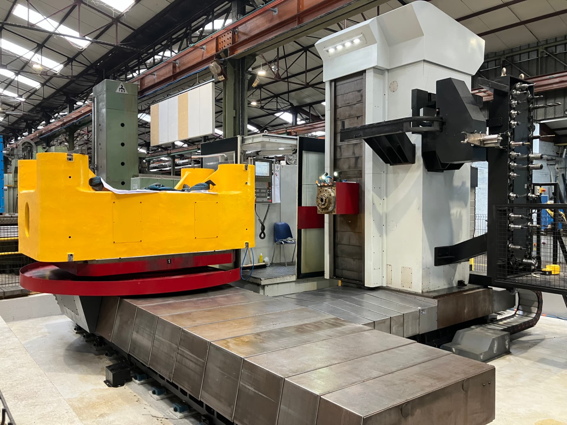 Aléseuse FERMAT WFT 13 CNC avec un coulisseau de presse en cours d'usinage