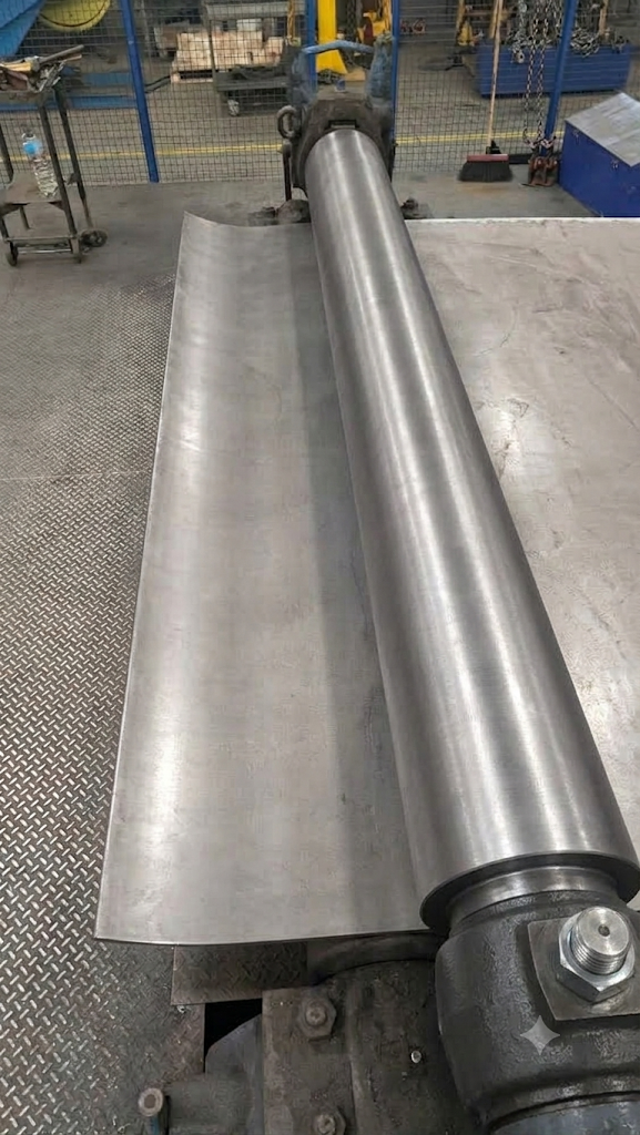 Rouleuse de trois mètres mettant en forme une tôle pour un tube à lingot