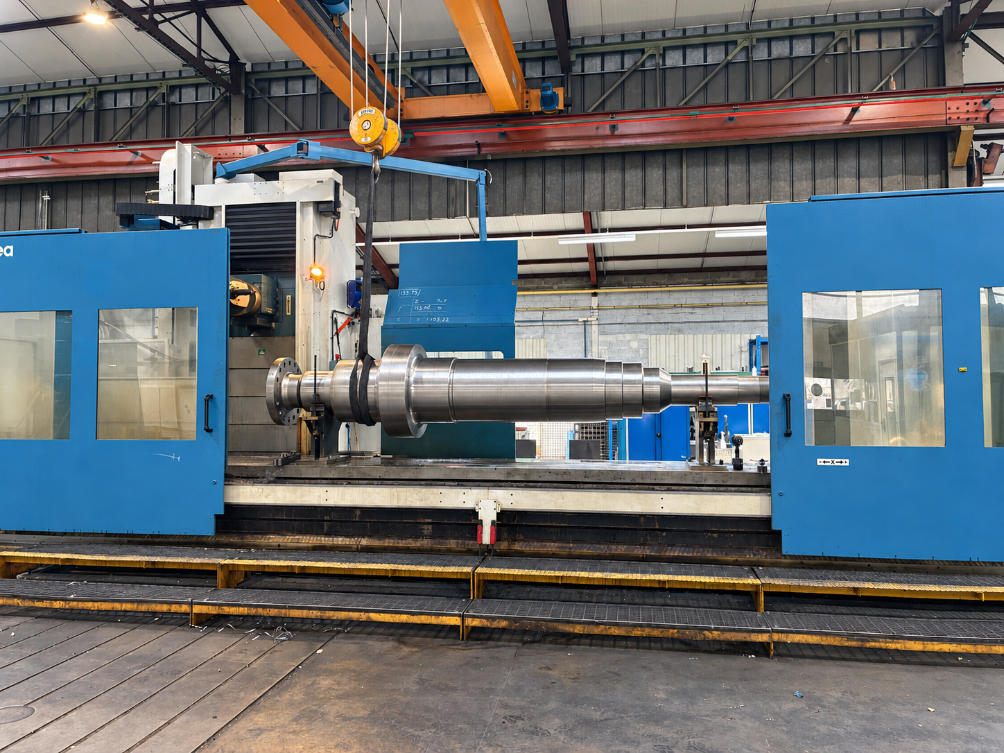 Pièce en acier de grande dimension en cours d'usinage sur la machine Correa dans l'atelier ALLIOSS