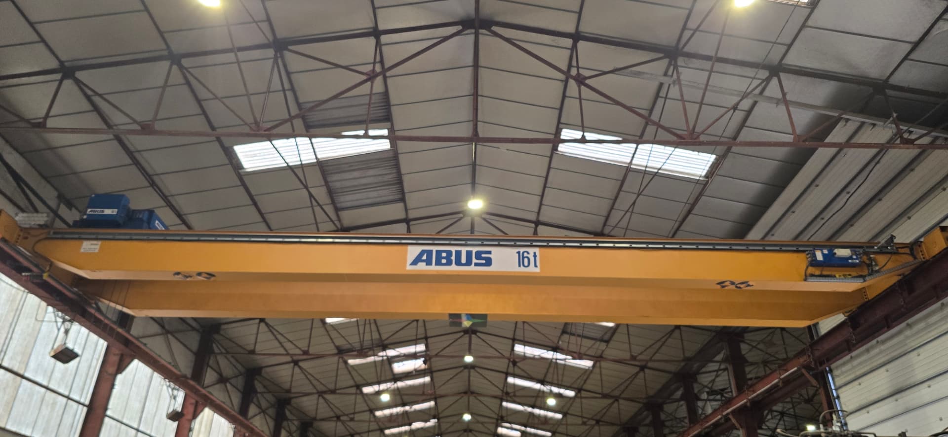 Pont roulant jaune de 16 tonnes dans l’atelier de chaudronnerie ALLIOSS