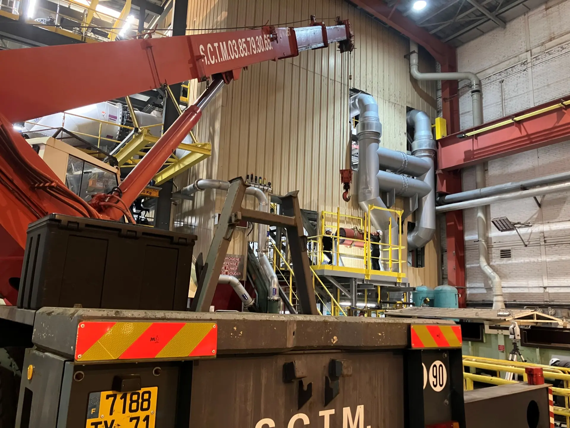 Grue mobile déployée dans un bâtiment industriel