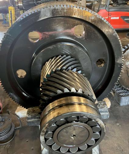 Roue dentée, pignon hélicoïdal et roulement d’un réducteur de 750 CV en rénovation
