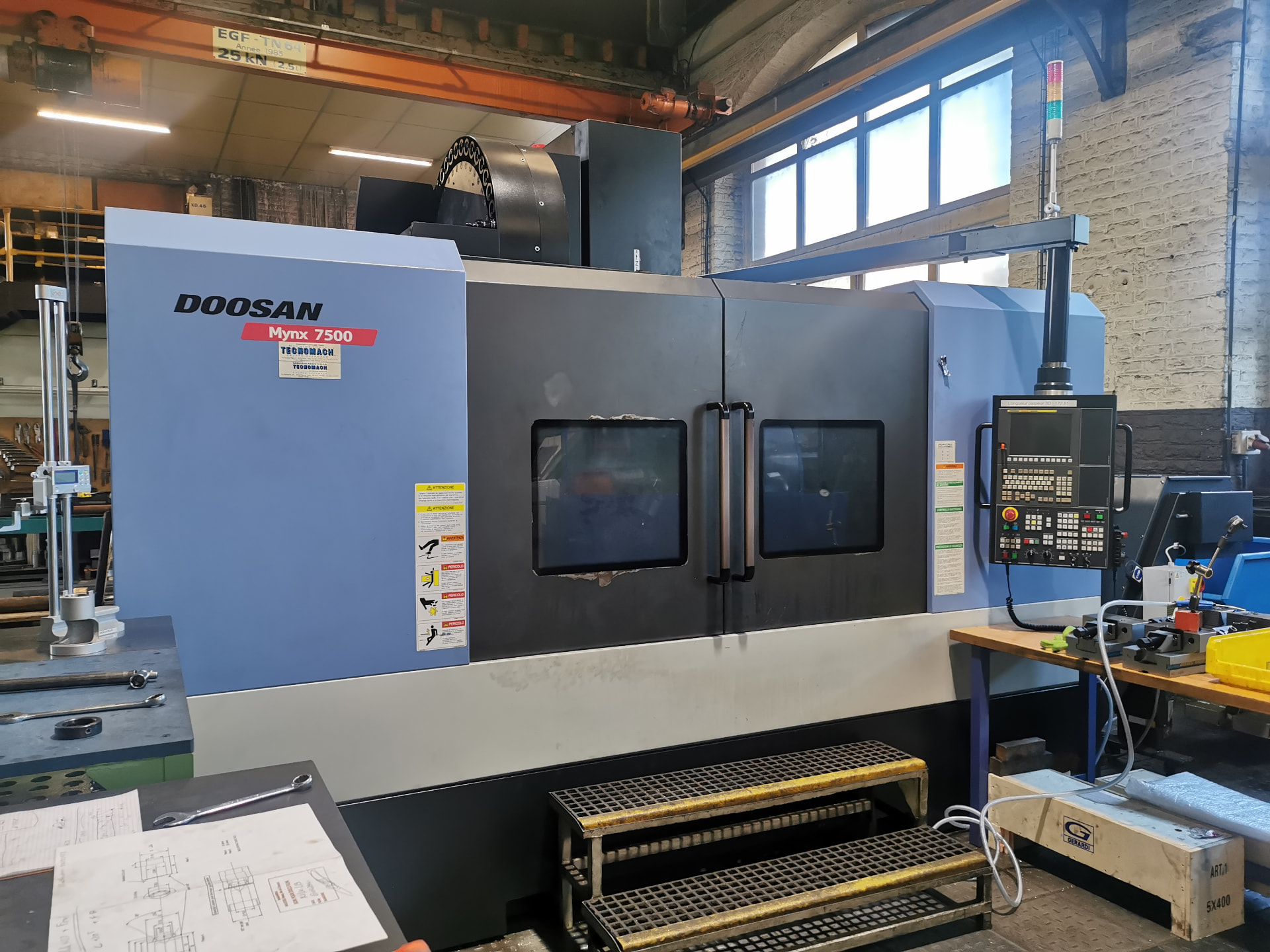 Centre d’usinage vertical CNC DOOSAN MYNX 7500 dans l’atelier ALLIOSS