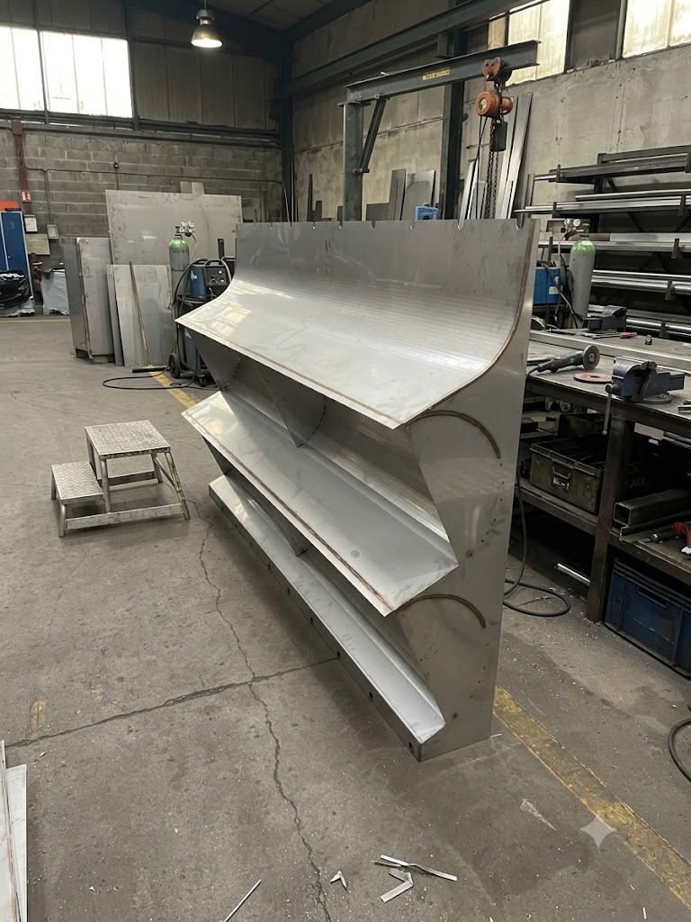Cascade en inox à plusieurs niveaux courbes fabriquée dans l’atelier ALLIOSS